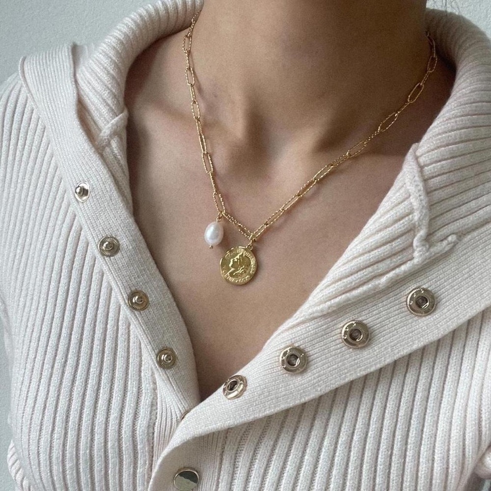 ✨CLOSING SALE✨ Retro Inspired Gold Elizabeth Coin Pearl Necklace - Picture 6 of 8